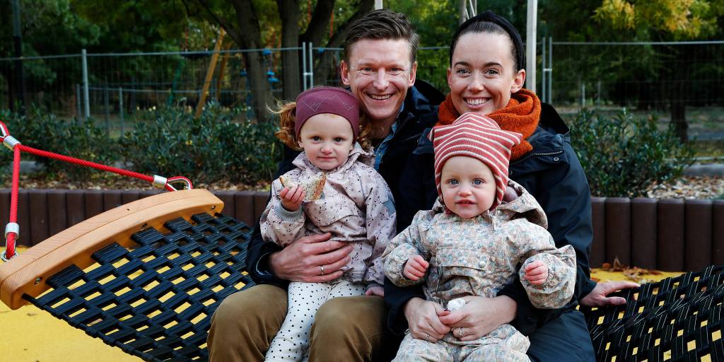 Oberstløytnant Olav Andersen med kona Stine Granstrøm og døtrene Selma Granstrøm Andersen (3) og Oline Granstrøm Andersen (1,5)
