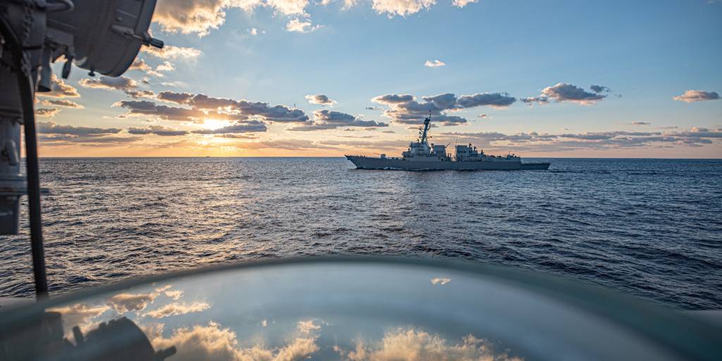 USS Jason Dunham avbildet fra KNM Fridtjof Nansen under sertifiseringsøvelsen C2X før de skal ta del i Cooperative Deployment senere i år.