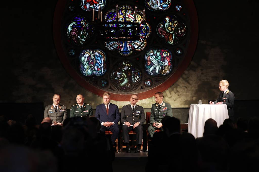Brigader Gyda Ellefsplass Olssen, kommandant på Akershus festning, under Margreteseminaret 2026 på Akershus slott hvor hun leder en paneldebatt: Fra venstre: general Janne Jaakkola, general Michael Wiggers Hyldgaard, generaldirektør Jónas G. Allansson, general Michael Claesson og general Eirik Kristoffersen