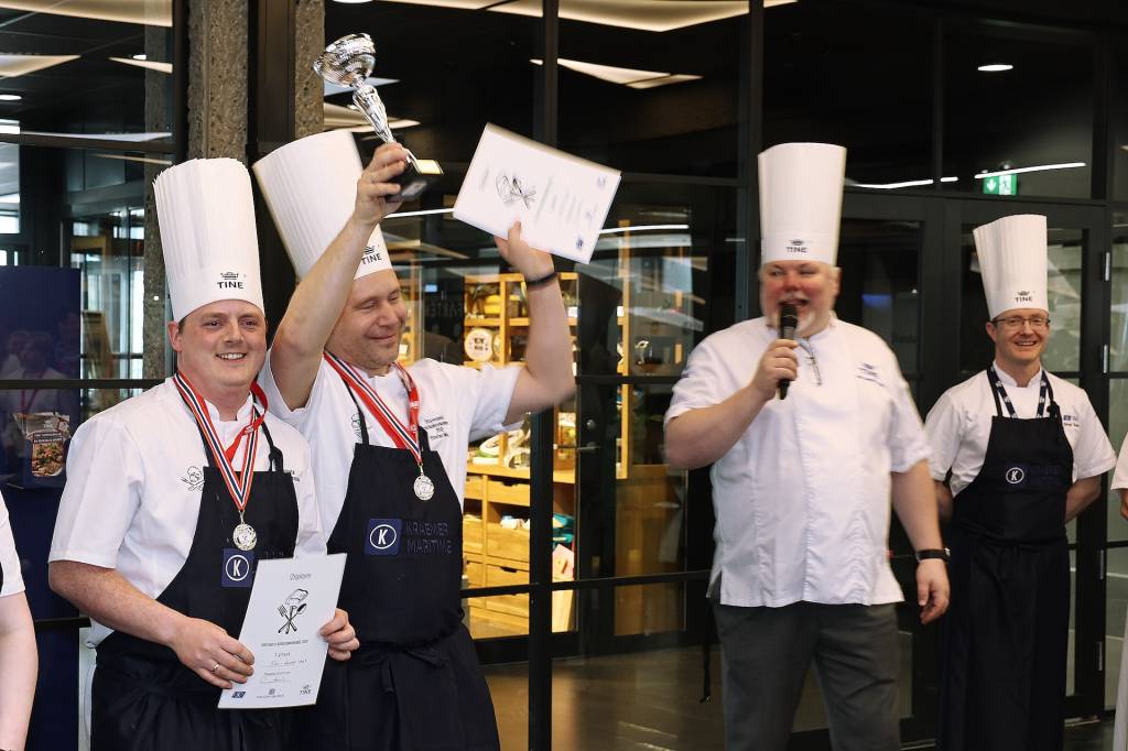 Vinnerne av Kokkekonkuransen i Forsvaret 2026, Stefan Wold og Eric-Andrè Tho Nyborg med synelig bevis på at de vant konkuransen. Til høyre Pål Jetmundsen og Even Lundquist