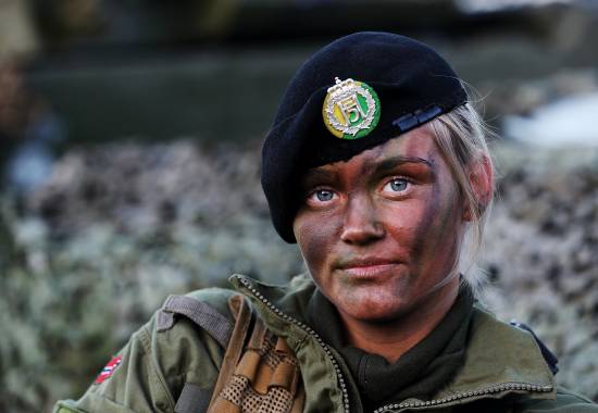 En kvinnelig soldat fra Panserbataljonen i BrigN under øvelse Trident Juncture 2018 i Norge
