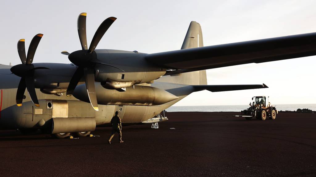 Et av Luftforsvarets C-130J Hercules cargo fly fra 335 skvadronen har ankommet Jan Mayen med forsyninger og lossingen ble satt i gang umiddelbart