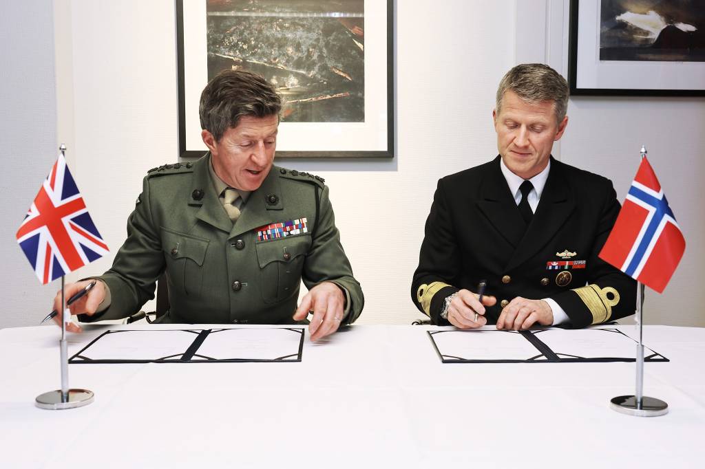 First Sea Lord and Chief of the Naval Staff, General Sir Gwyn Jenkins KCB OBE ADC RM og sjef for Sjøforsvaret Kontreadmiral Oliver Berdal signerte et samarbeidsavtale i Forsvarsstaben i Oslo 25 februar 2026