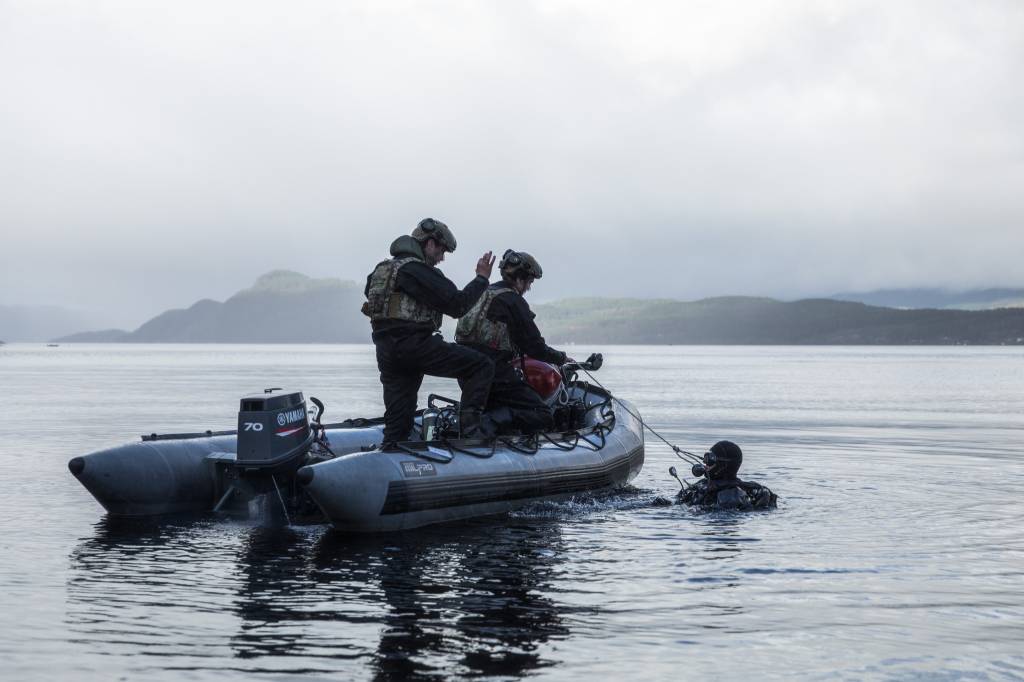 Operatører fra minedykkerkommandoen dykker etter mistenkelige gjenstander under øvelse Trident Juncutre 2018