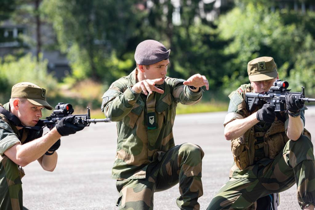 Befal instruerer rekrutter i grunnleggende våpenteknikk.