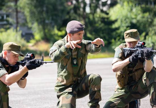 Befal instruerer rekrutter i grunnleggende våpenteknikk.