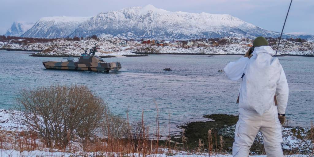 Personell fra forsvarets dronetjeneste, Finnmark Landforsvar, Garninsonen i Sør-Varanger og artilleribataljonen støtter korvetter fra Marinen med gjennomføring av skyteøvelser i Andfjorden under øvelse Arctic Fires 2021. Samvirke mellom Sjøforsvaret, Hæren og Luftforsvaret.