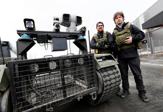 Tønnes Nygaard og Eilert Tønnes Menzoni med et fjernstyrt kjøretøy under vinter øvelsen Cold Response 2022