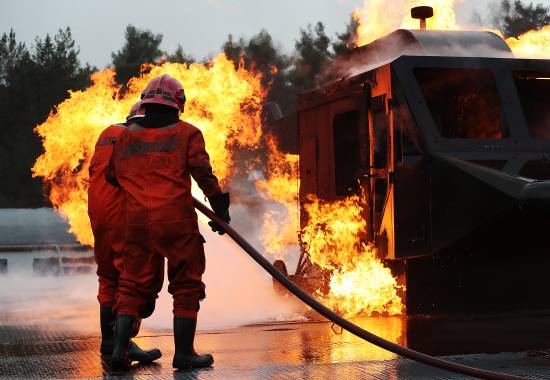 Elever på Forsvarets befalsskole trener i Marinens Havaritrener ved KNM Tordenskjold på Haakonsvern orlogsstasjon