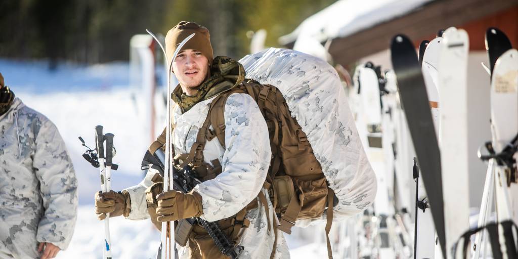 Forsvarets vinterskole gjennomfører alliert vinterkurs for 80 US Marines som skal delta på Cold Respons 2022. Under kurset lærer deltakerne grunnleggende overlevese om vinteren. Når kurset er ferdig skal de amerikanske marines tilbake til avdelingen sin å bli instruktører.