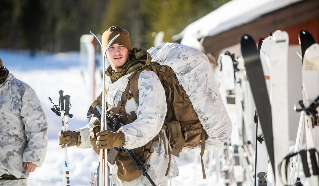 Forsvarets vinterskole gjennomfører alliert vinterkurs for 80 US Marines som skal delta på Cold Respons 2022. Under kurset lærer deltakerne grunnleggende overlevese om vinteren. Når kurset er ferdig skal de amerikanske marines tilbake til avdelingen sin å bli instruktører.