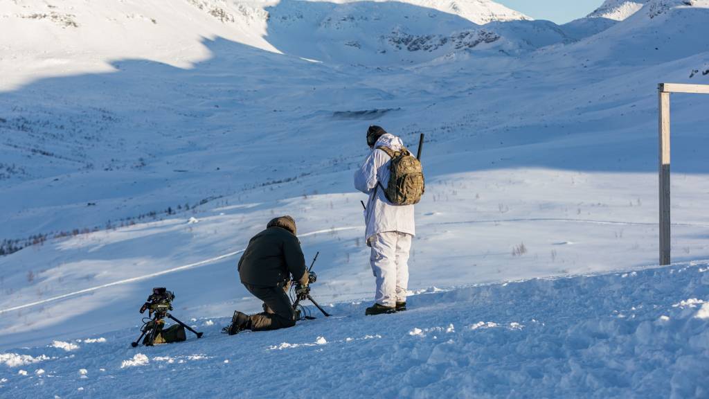 Joint Terminal Attack Controller (JTAC) fra Artilleribataljonen samtrener med Luftforsvarets F-16 jagerfly.