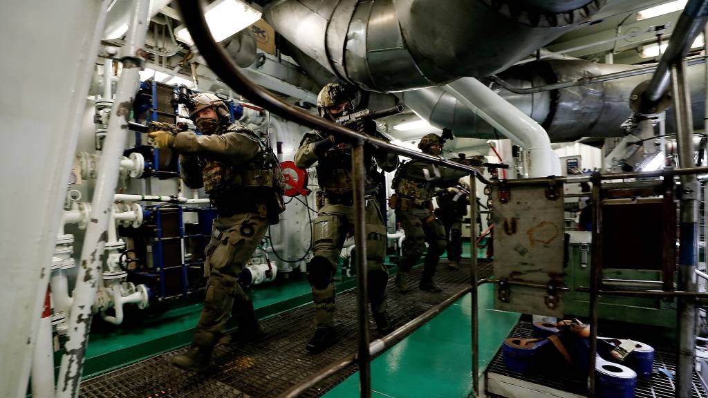 Operatører fra Marinejegerkommandoen (MJK) trener sammen med kystvakten, her fra en øvelse med KV Senja