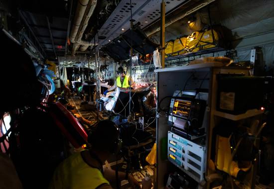 335 skvadronen med sin C-130J super Hercules og Forsvarets sanitet sin Luftevakueringsgruppe evakuerer Ukrainske krigsoffre fra Rzeszów, Polen til sykehus i Europa. Her er pasientene i lasterommet på Herculesen som har blitt rigget om til å fungere som et intensivrom med plass til flere pasienter og pårørende.