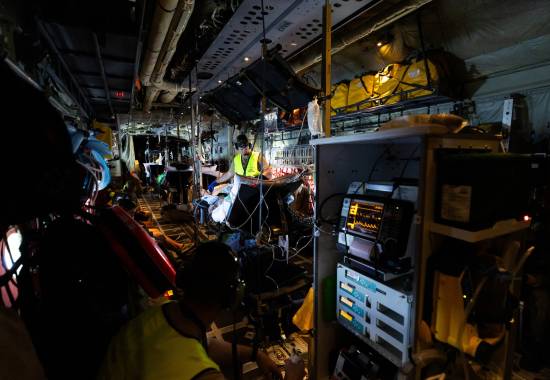 335 skvadronen med sin C-130J super Hercules og Forsvarets sanitet sin Luftevakueringsgruppe evakuerer Ukrainske krigsoffre fra Rzeszów, Polen til sykehus i Europa. Her er pasientene i lasterommet på Herculesen som har blitt rigget om til å fungere som et intensivrom med plass til flere pasienter og pårørende.