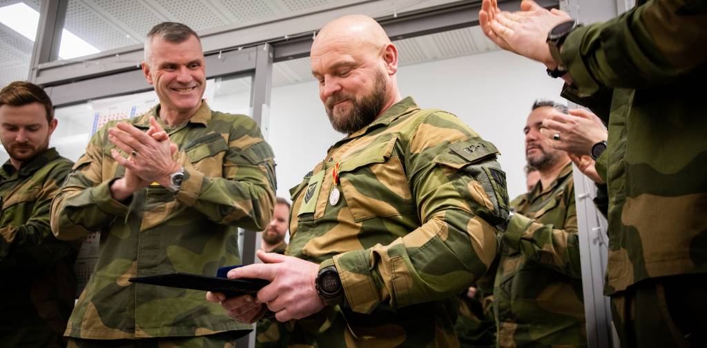 Korporal Jenssen har vært grenader i 15år. I dag mottok han ikke bare ny grad og realkompetansevurdering, men også Hærens fortjenstmedalje.