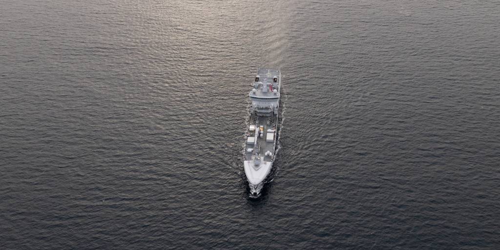 PHOTOEX under Cold Response 2026. Fartøyet avbildet er logistikkfartøyet KNM Maud. Bildene er tatt fra en amerikansk KC-130J Hercules tilhørende United States Marine Corps.