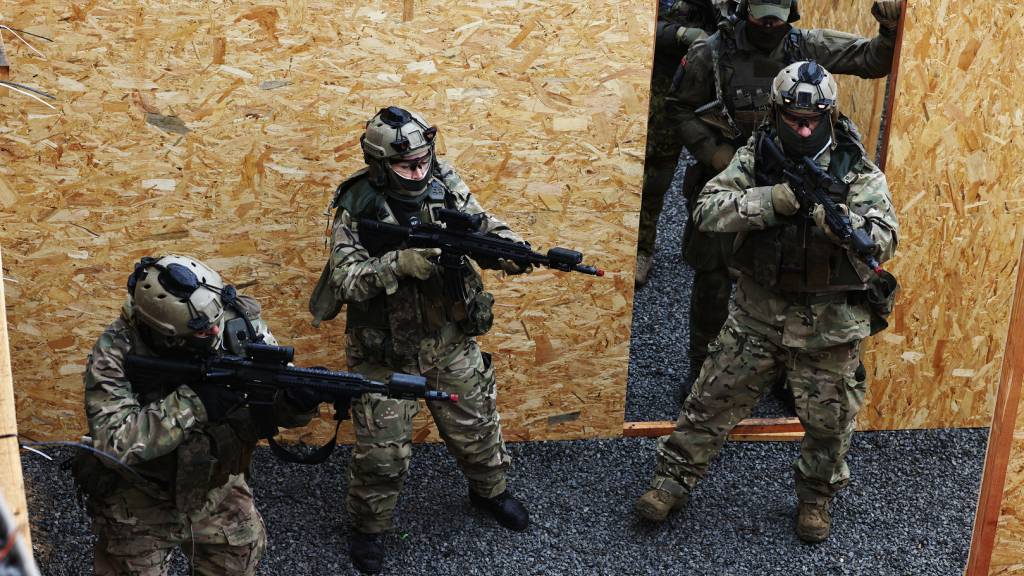 Ukrainske soldater får opplæring av norske Hær soldater i et SIBO (Strid i bebygd område) i Camp Jomsborg, øst i Polen