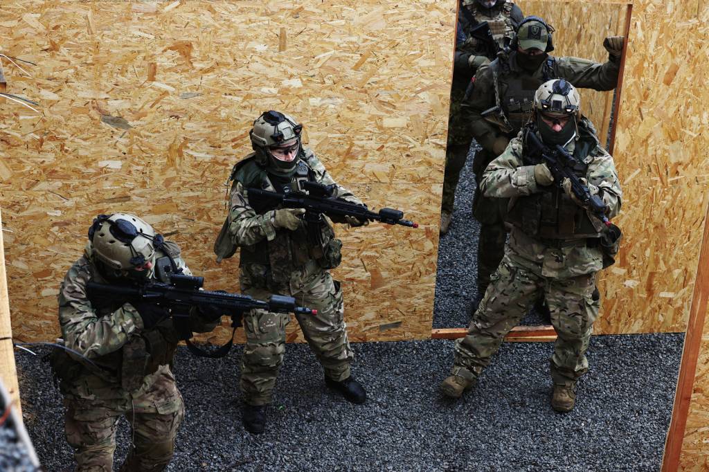 Ukrainske soldater får opplæring av norske Hær soldater i et SIBO (Strid i bebygd område) i Camp Jomsborg, øst i Polen