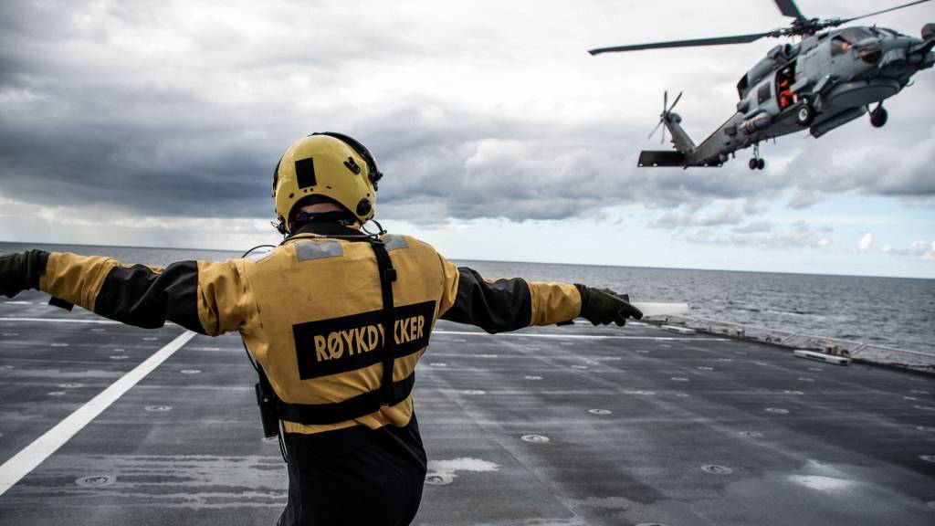 Helicopter transfer from HNOMS Maud to HNMLS De Ruyter with a danish MH60R Seahawk including personel from norwegian airforce. The reason for the transfer was for the COM SNMG1 to visit HNMLS De Ruyter, as well as for the norwegian armed force to learn and train with the seahawk helicopter as they are collecting this type of helicopter.