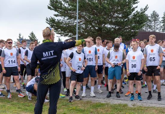 Kandidater til Krigsskolen gjennomfører 3000m på Sessvollmoen leir i forbindelse med Forsvarets opptak og seleksjon (FOS) 2023