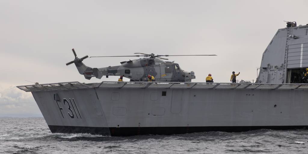 Britisk helikopter gjør landinger på KNM Roald Amundsen under øvelsen Tamber Shield.