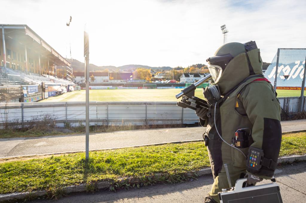 Eksplosivrydder ved Ranheim Extra Arena i Trondheim under en øvelse