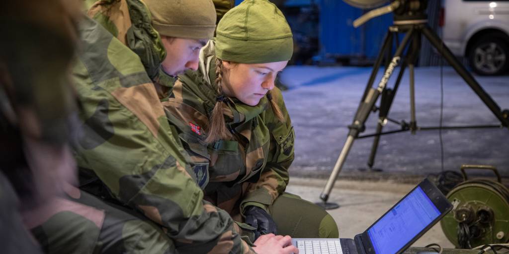 Cybertekniker-elever fra Cyberforsvarets våpenskole under deres vinter-/sambandsøvelse i Trøndelag, november 2019