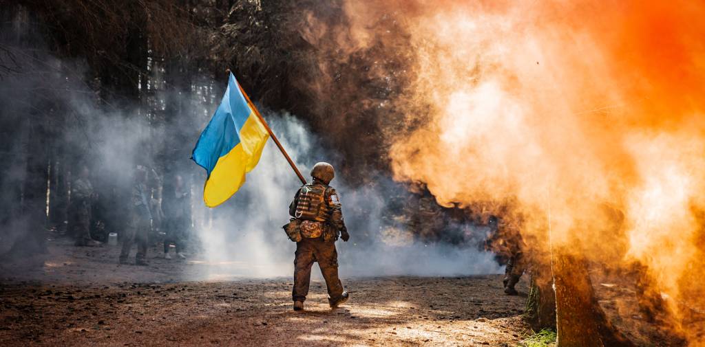 Ukrainske soldater får opptrening av norske instruktører i
Storbritannia i operasjon Interflex. Etter 4 dager med feltøvelse måtte soldatene gjennomføre en mestringsløype som bestod av blant annet gjørmeløype, sanitet, drone- og fiendeangrep. Til slutt fikk de gå gjennom målområdet og ble møtt med flagg, røyk og jubel.