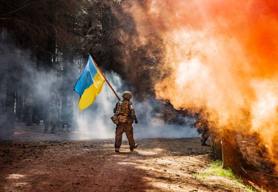 Ukrainske soldater får opptrening av norske instruktører i
Storbritannia i operasjon Interflex. Etter 4 dager med feltøvelse måtte soldatene gjennomføre en mestringsløype som bestod av blant annet gjørmeløype, sanitet, drone- og fiendeangrep. Til slutt fikk de gå gjennom målområdet og ble møtt med flagg, røyk og jubel.