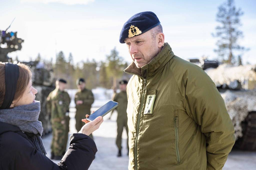 Sjef FOH, viseadmeral Rune Andersen gjennomfører intervju under NR24