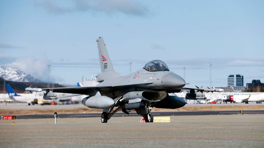 Et Norsk F-16 fra Nato´s QRA på Bodø hovedflystasjon etter et oppdrag / A Norwegian F-16 from Nato´s QRA at Bodø Main Air Staion after a routine mission