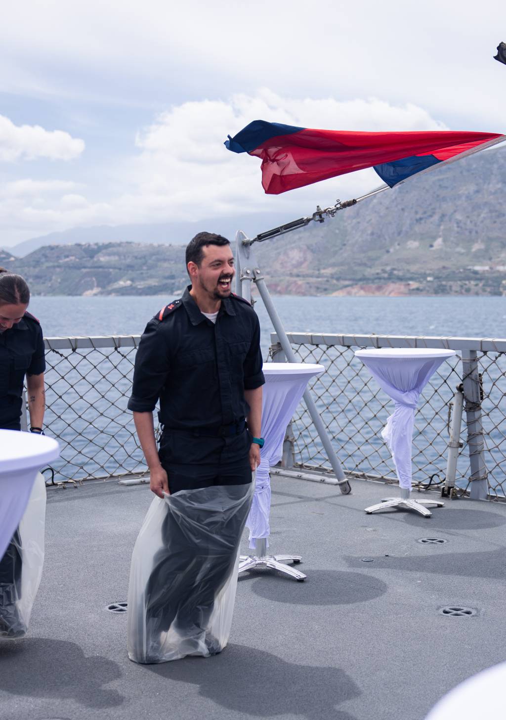 KNM Roald Amundsen er i åtte måneder del av UK Carrier Strike Group 25 - en britisk hangarskipsstyrke ledet av HMS Prince of Wales. 

Etter en periode med øvelser og integrering i Middelhavet, ligger styrken nå til kai på Kreta. Her fikk besetningen feiret nasjonaldagen sammen med allierte. 

Det ble en tradisjonell feiring med nasjonalsang, leker, is og pølser på helikopterdekk på fregatten.