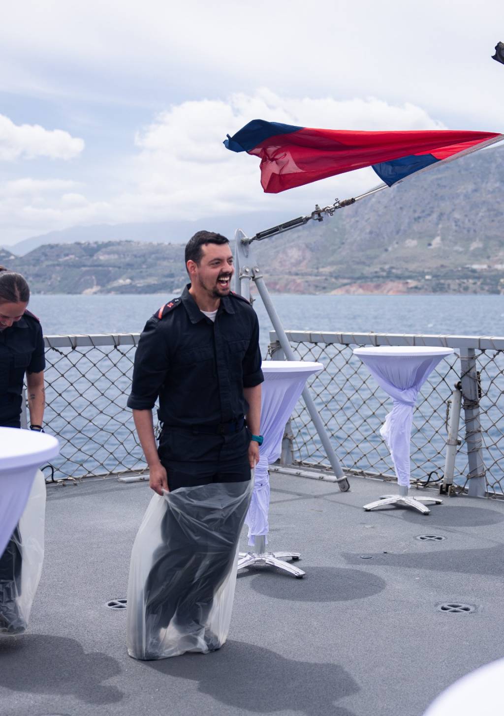 KNM Roald Amundsen er i åtte måneder del av UK Carrier Strike Group 25 - en britisk hangarskipsstyrke ledet av HMS Prince of Wales. 

Etter en periode med øvelser og integrering i Middelhavet, ligger styrken nå til kai på Kreta. Her fikk besetningen feiret nasjonaldagen sammen med allierte. 

Det ble en tradisjonell feiring med nasjonalsang, leker, is og pølser på helikopterdekk på fregatten.