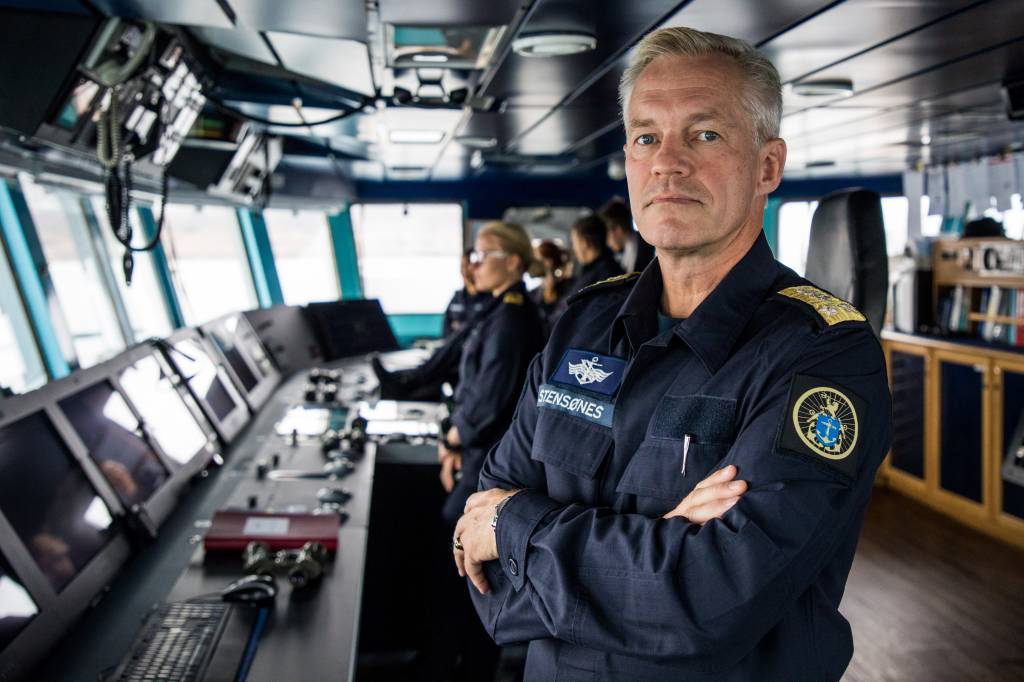 Sjef Sjøforsvaret, Kontreadmiral Nils Andreas Stensønes, på broen til KV Andenes 