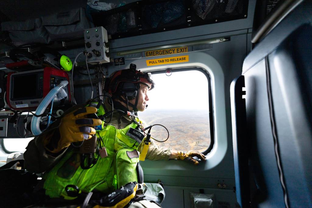 330 skvadron ved Sola flystasjon trener med SAR Queen på bruk av Redstreak Mobile Phone Detection and Location System (MPDLS) og håndholdt RFD Radio Frequency Detector under egentrening på Karmøy. Redningsmann om bord i SAR Queen.