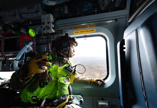 330 skvadron ved Sola flystasjon trener med SAR Queen på bruk av Redstreak Mobile Phone Detection and Location System (MPDLS) og håndholdt RFD Radio Frequency Detector under egentrening på Karmøy. Redningsmann om bord i SAR Queen.