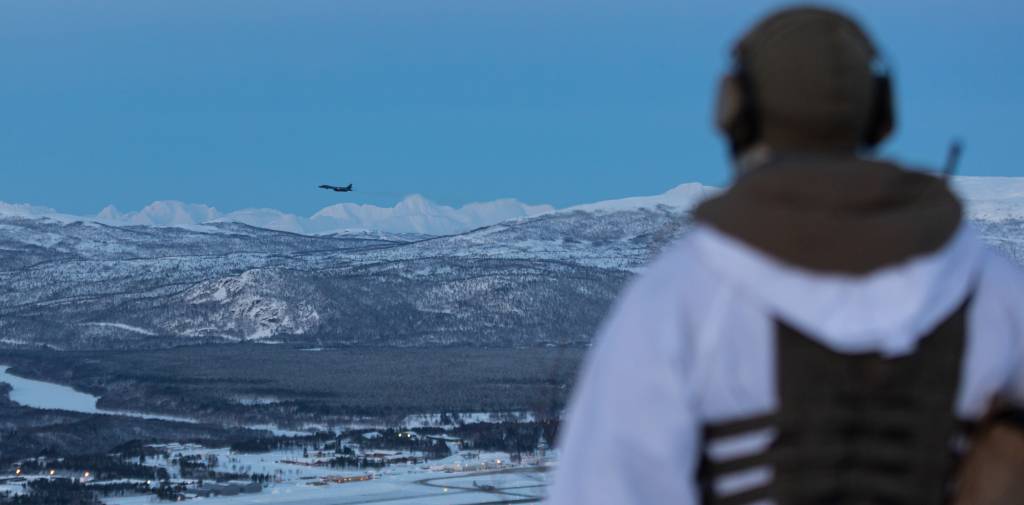 Joint Terminal Attack Controller (JTAC) fra Artilleribataljonen samtrener med amerikanske B-1B Lancer bombefly, i Bardufoss.