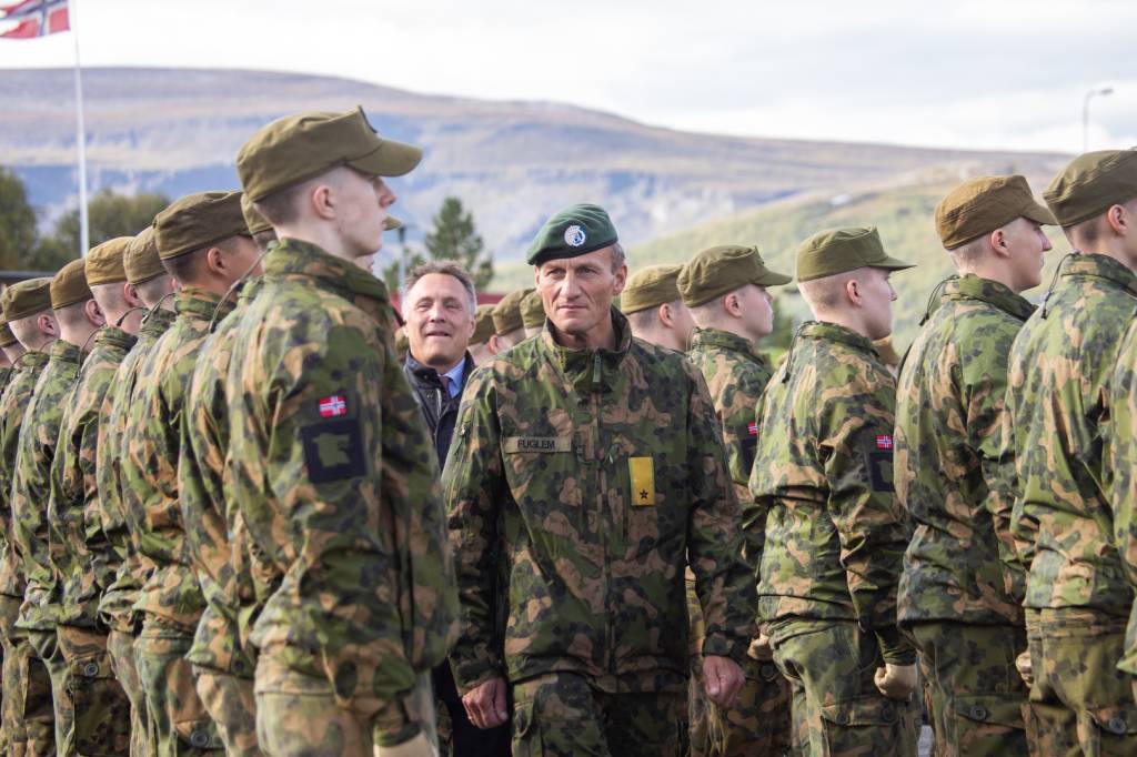 Sjef Finnmarksbrigaden, brigader John Olav Fuglem og forsvarsminister Tore O. Sandvik inspiserer avdelingene på Porsangmoen.