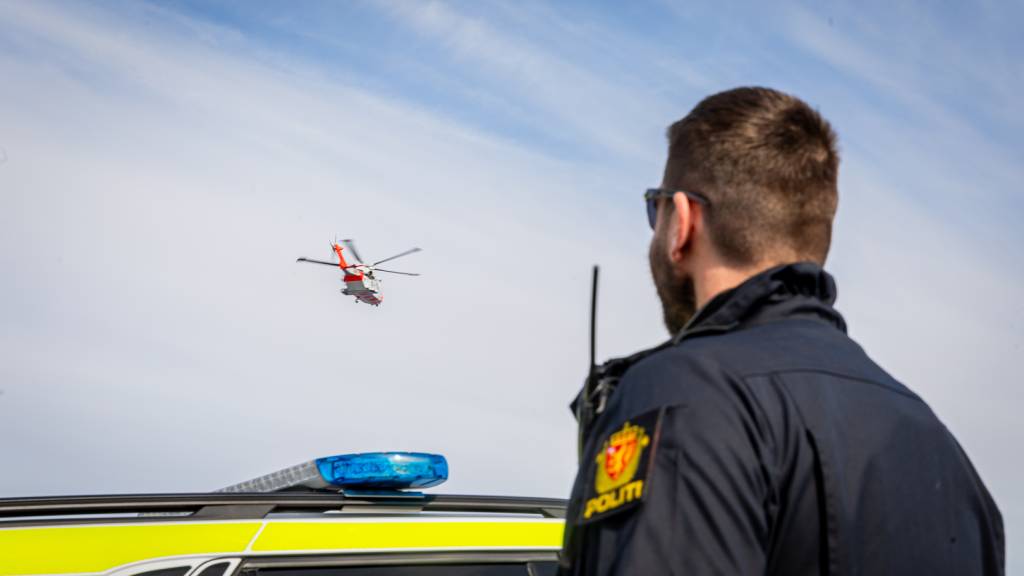 330 skvadron frakter personell og utstyr fra EOD-styrken (Explosive Ordnance Disposal med bistand fra Politiet. Her ved Pirterminalen i Trondheim.