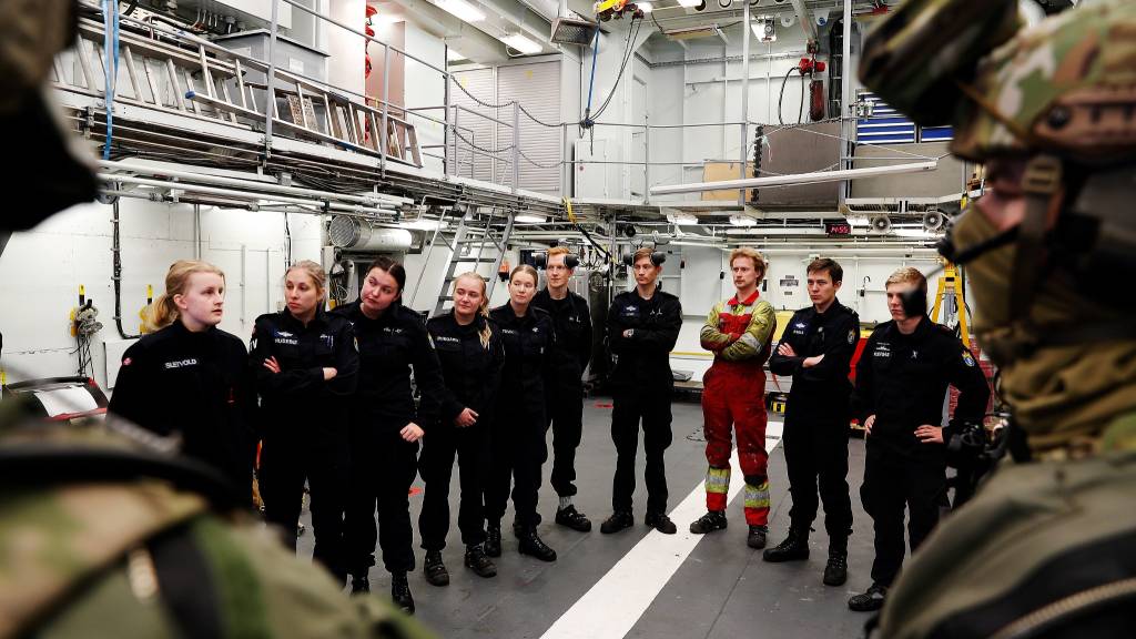 Operatører fra Marinejegerkommandoen (MJK) trener sammen med kystvakten, her fra en øvelse med KV Senja, her får mannskap fra KV Senja litt info før øvelsen starter