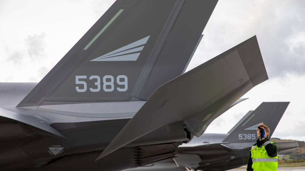 F-35A blir sjekket av teknisk personell etter landing under øvelsen Falcon Deploy 2021 på Evenes flystasjon.