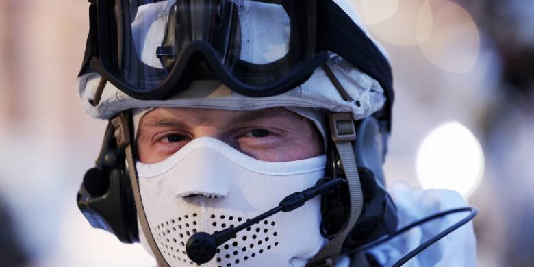 Soldat fra BrigN i Hæren med vinter kamuflasje