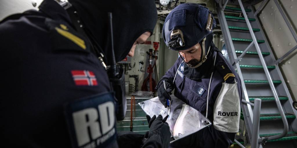 KNM Fridtjof Nasen i på Svalbard i forbindelse med årlig fregatttokt til øygruppa for å drive viktig trening i territorialfarvannet rundt Svalbard. HEr forgår havaribekjempelse i et krigscenario. // HNoMS FRidtjof Nansen at Svalbard in high north during annual trip to the islands to conduct important training in the Norwegian territorial waters.
