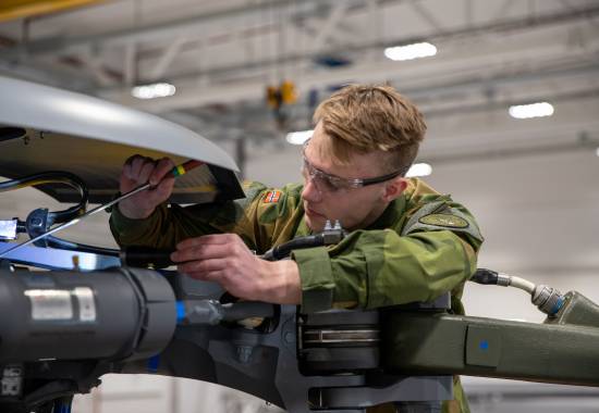 Ein flymekanikar-lærling på Bardufoss flystasjon inspiserer eit luftfartøy.