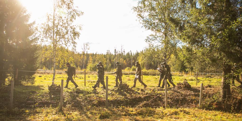 Elever ved Hærens Lagfører skole lærer om slaget ved midtskogen og soldat profesjon med sersjant major Rune Wenneberg.