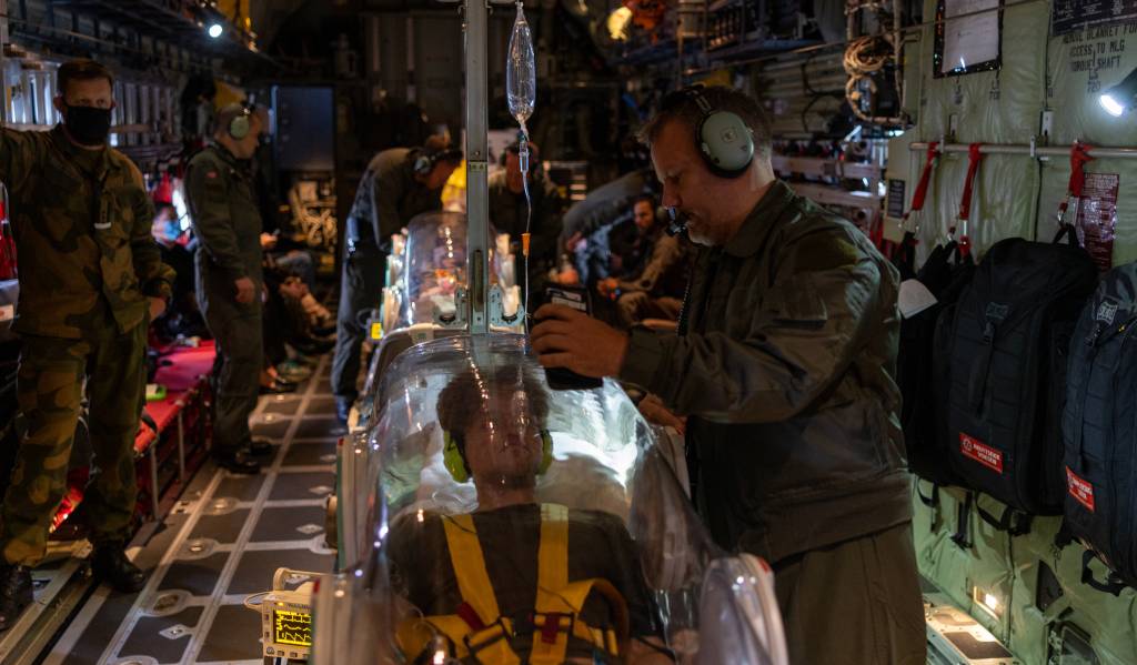 Personell fra Forsvaret, Luftambulansen og Nasjonal Medisinsk Utryknings Team For Høyrisikosmitte monterer og trener med 4 kuvøser i et av Forsvarets C-130 Hercules fly.