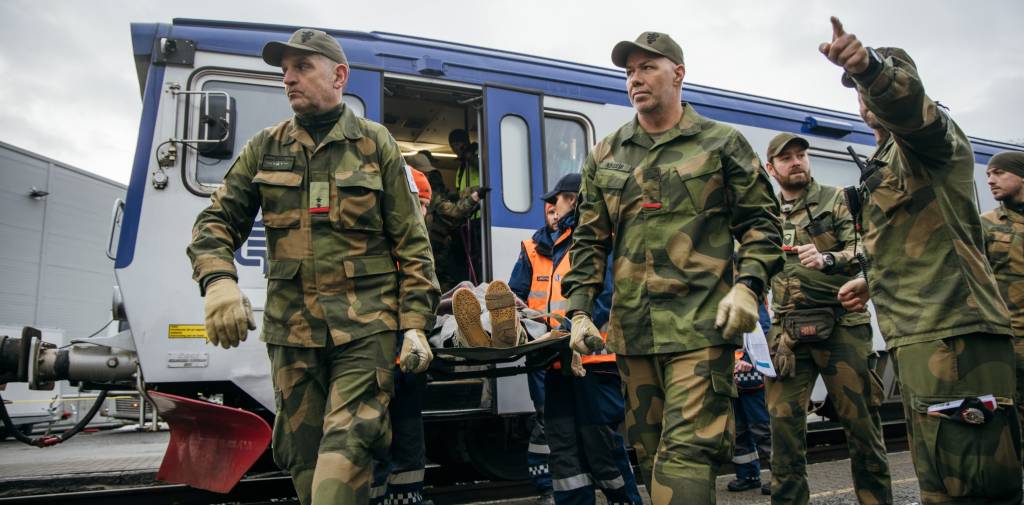 Sivile etater og militært helsepersonell samarbeider under Arktisk helseberedskapsøvelse.