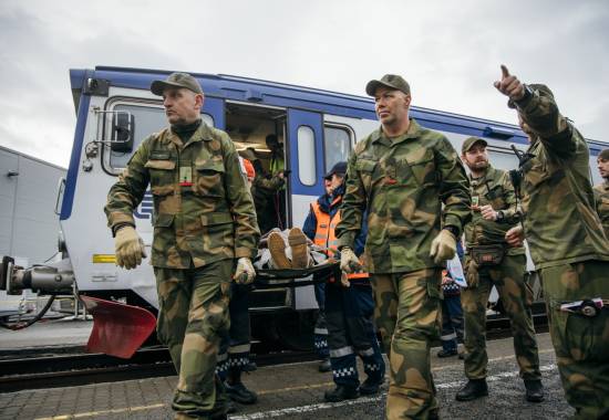 Sivile etater og militært helsepersonell samarbeider under Arktisk helseberedskapsøvelse.