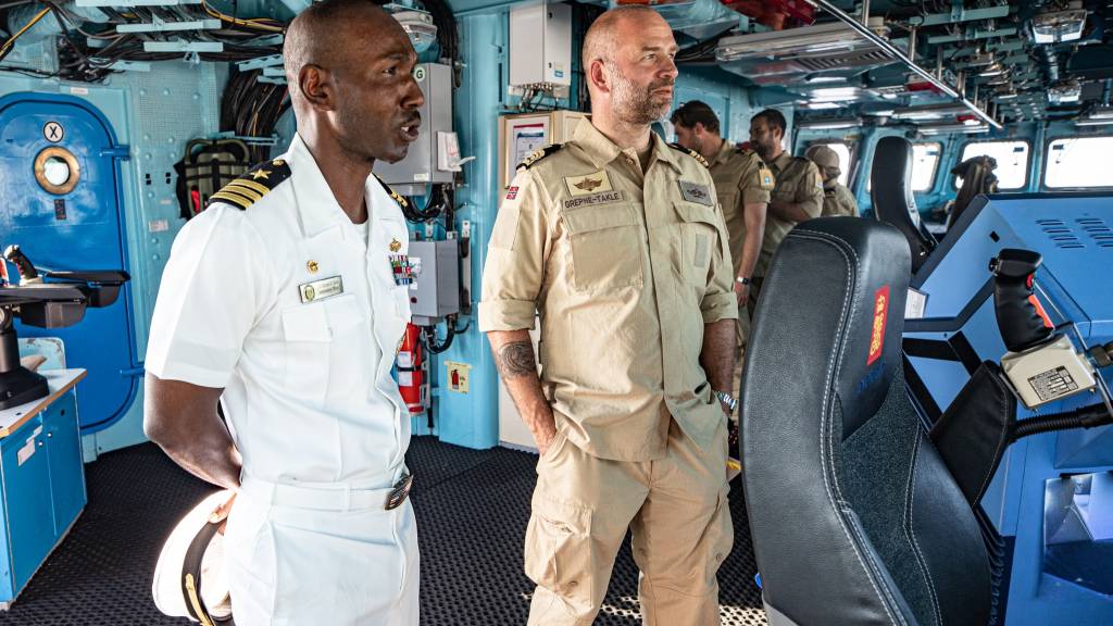 Skipssjef Ruben Grepne-Takle og orlogskaptein Richard Grant, skipssjef på USS Bainbridge, KNM Fridtjof Nansen sitt vertskapsskip i USA, her avfotografert på bro på KNM Fridtjof Nansen i Norfolk, USA, hvor fregatten integreres som en del av Carrier Strike Group 8, og senere i år vil ta del i Cooperative Deployment - et amerikanske samarbeidsprogram for nære allierte.